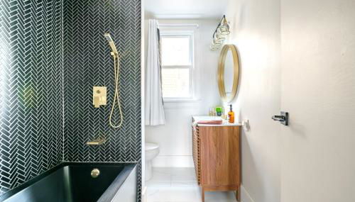 Jungle House Luxury Homes - Columbus Downtown Short North - Walk to Convention Center & Nationwide Arena - Sleeps up to 8 - Free Parking - Over 5,800 Five Stars - Foto 3, Shower