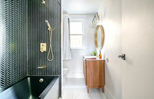 Jungle House Luxury Homes - Columbus Downtown Short North - Walk to Convention Center & Nationwide Arena - Sleeps up to 8 - Free Parking - Over 5,800 Five Stars - Foto 3