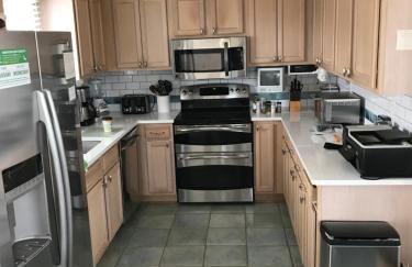 Pets OK Rest A Shored A Secure and Comfortable Home Flat Screen T Vs In All Rooms Fully Stocked With Plenty Of Amenities Private Inground Pool Gas Fireplace Rents Sat to Sat Full Weeks only - Foto 16