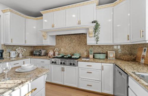 Entire Private Home with 4 Bedrooms 2 Bathrooms, Pool, View, 4 Parking, King Bed, Big Yard, Available Now - Foto 26