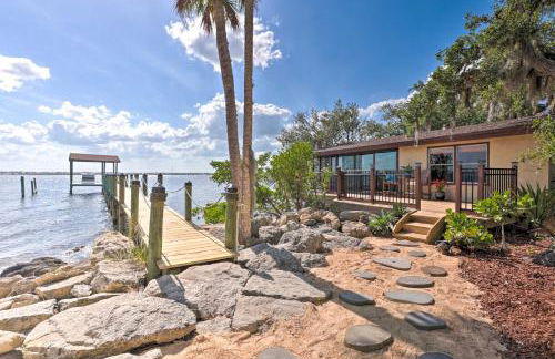 Riverfront Merritt Island Bungalow with Dock and Deck - Foto 1