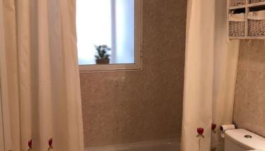 Bonito apartamento con jardín, piscina y aparcamiento gratuito - Photo 4