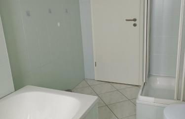 D-Quadrat FeWo "Doni" für Familien, Geschäftsreisende und Urlauber, mit 3 Zimmern, Tageslichtbad, Südbalkon und Kingsize-Betten, für bis max 6 Erwachsene und 2 Kleinkinder - Foto 6