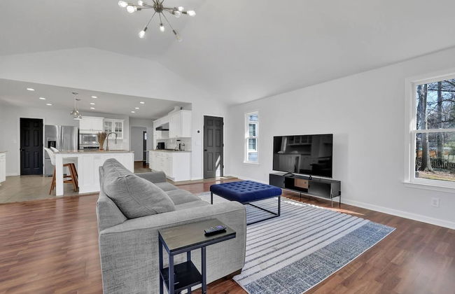 Chamblee Retreat 3BR Home w Spacious Porch - Foto 30