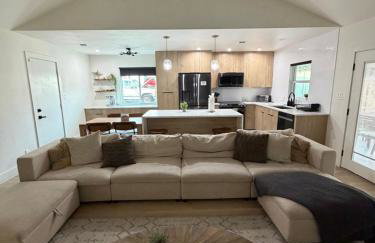 Custom Designer Home. Sleeps 9. Close to domain Q2 - Foto 6