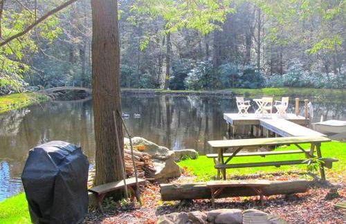 Stunning Weekend Getaway near Hickory Run State Park in Pennsylvania - Photo 9