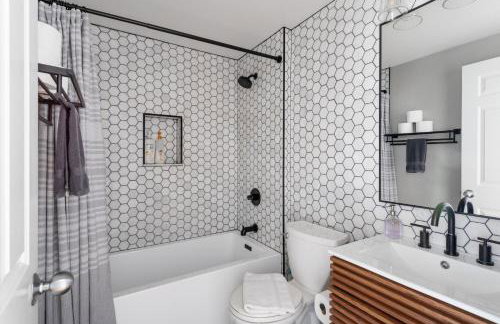 The Upscale Getaway Near Downtown - Foto 18