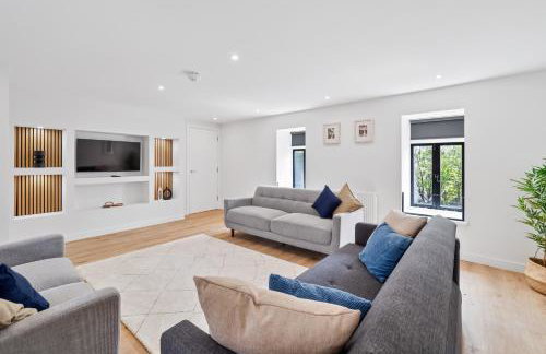 FLOUR MILL HOUSE at PITKERRO MILL, 4 double bedrooms, TVs, 3 en-suite, separate shower, wc, fully equipped kitchen, games room, large family lounge, private parking, WiFi, private garden and courtyard, long stay rates available through Honeycomb Hosts - Foto 16