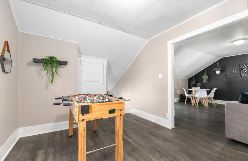 Roomy Central Hub, Games, Fire Pit & Downtown Fun - Foto 44