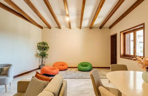 Beach Villa with Jacuzzi & Garage by HostWise - Foto 44