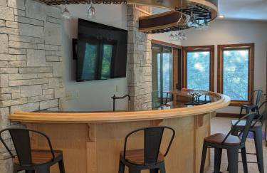 Walk to K-State, Sleeps 12, Pool Table, Hot Tub - Foto 6