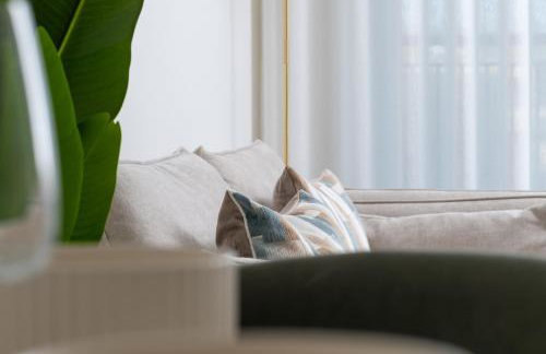 Modern Canal-Side Apartment in Milton Keynes - Photo 6