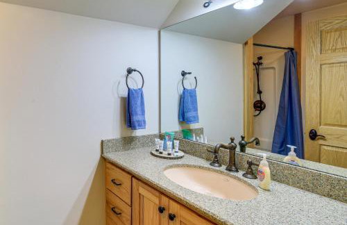 Luxe Mountain Escape with Hot Tub and Gym Near Boone! - Foto 29