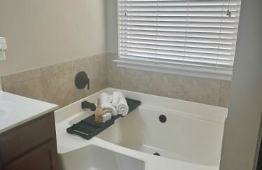 4 Bedrooms Private Backyard Smoke Room Garden Tub - Foto 16