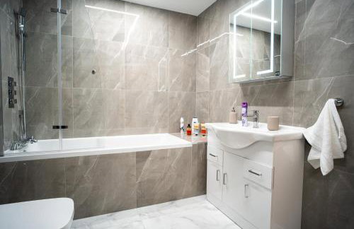 Modern 3 Bedroom House with Garden and Free Parking Long Stay Friendly - Foto 15