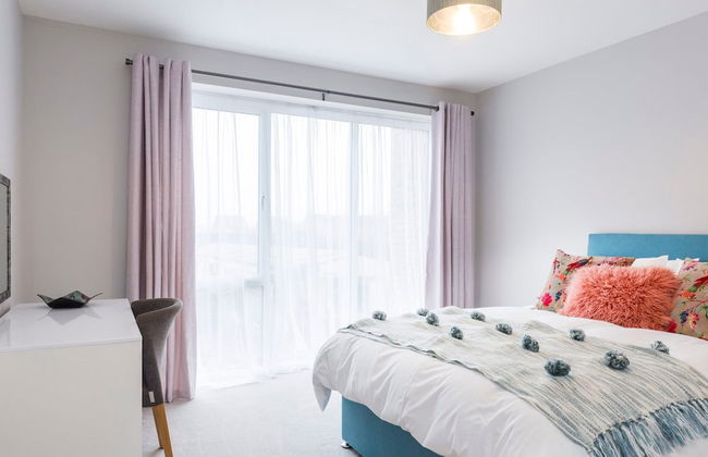 Stylish new Home With Parking - King Beds Garden - Foto 32