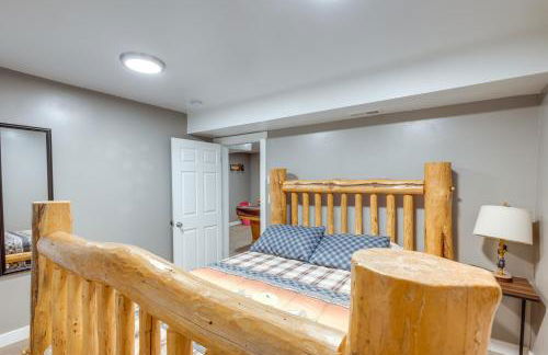 Deck with Hot Tub Ashton Cozy Cub Cabin - Foto 24