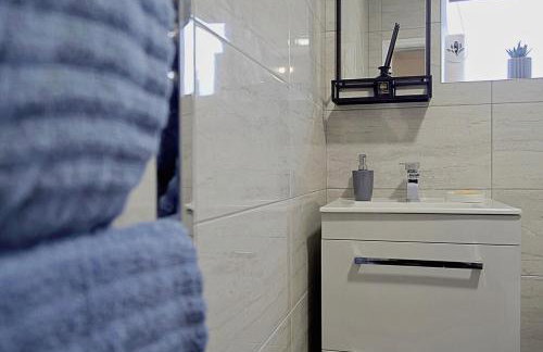 Comfortable 3-Bed Home - Driveway Parking - Foto 28