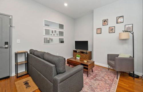 Prime OTR off Vine St, Lux Full Bed, Fast WiFi, Fully Equipped, 50in TV, Sleeps 4ppl - Foto 8