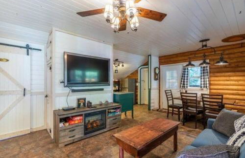 Little Bear's Bungalow; Log Cabin w/Mountain views - Foto 25