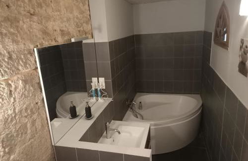 Maison de caractère au cœur de la cité médiévale de Gourdon - Photo 18