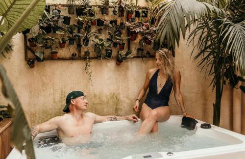 myinsolite - Cocon Tropical, jacuzzi, énigme - Photo 1