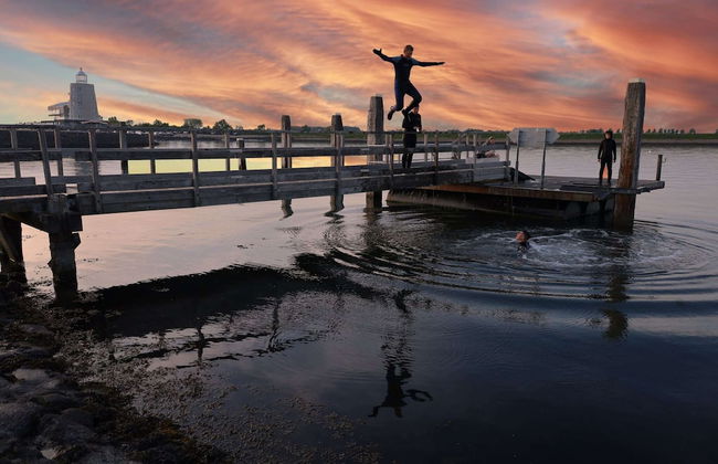 Modern Retreat With Private Sauna - Photo 34