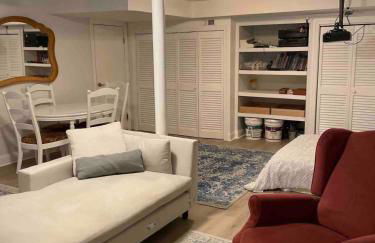 A Regal Retreat- Exclusive Parking, Prime Location - Foto 43