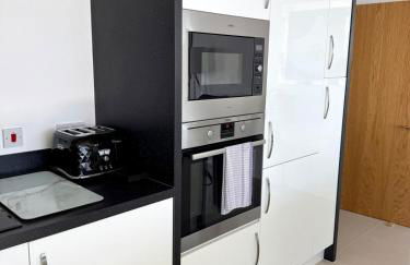 Luxury Waterfront Apartment With Panoramic View - Photo 11