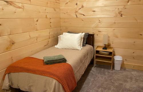 Creekside Getaway - King Bed - Full Kitchen - Foto 33