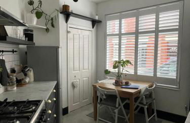 Hoole House- Bright and modern 2 bedroom house, close to Chester train station and the City Centre - Photo 17