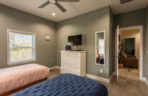 3BR House By Lake with BBQ Fire Pit & EV Charger - Foto 25