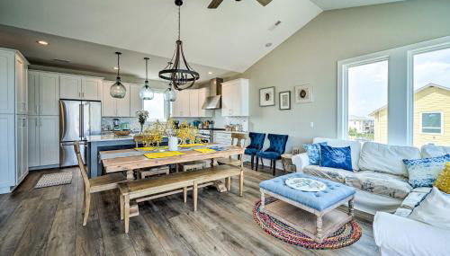 Beachfront Oasis with 2 Large Decks, BBQ and Views! - Foto 5