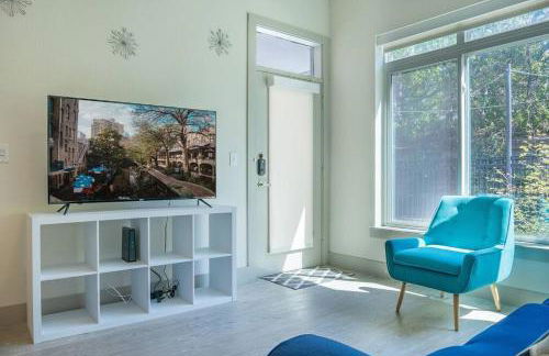 Beautiful RiverWalk Apt with Full Amenities, King Bed & Free Parking - Foto 28