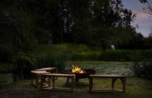 Merry Lakes - Luxury Lakeside Escape with Pool - Just 30 Minutes from London - Foto 63