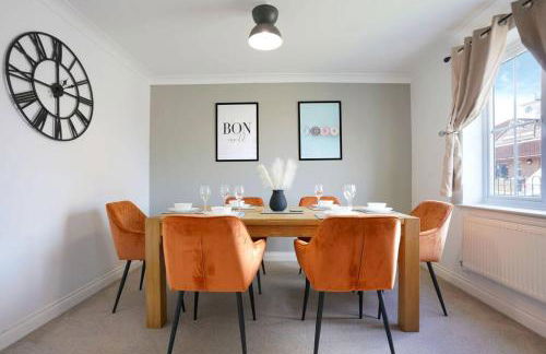 Grange House with Free Parking, Garden, Superfast Wifi and Smart TVs with Netflix by Yoko Property - Photo 18