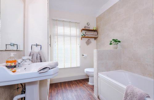 Cosy 3-Bed, Sleeps 5, Free Parking, Long and Short Stays - Photo 37