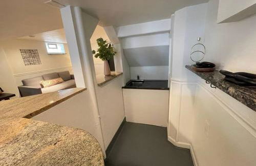 New! Cozy 4-bedroom w/ free parking. Dogs welcome! - Foto 5