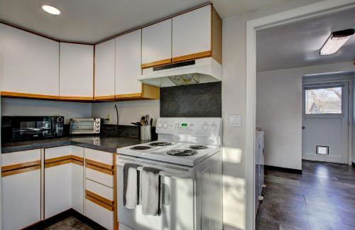 Little Blue Bungalow on Boise's Bench, Pet Friendly, Fully Fenced yard with doggie door! 2 miles from BSU, 5 minutes from Downtown Boise, Desk and workstation for remote workers, 2 TV's large walk-in closet, Good for mid-term stays - Foto 10