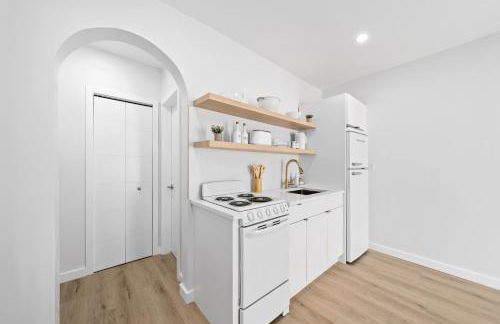 M Lake Worth Beach - Modern Villas Near West Palm Beach, Chic Retro Vibes, King Bed, Cozy Backyard, BBQ, Workspace, High-Speed Internet, Free Parking, 5 Minutes to Downtown & Beach - Foto 56