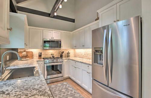 Trillium Home with Golf Course Views and Fireplaces! - Foto 12