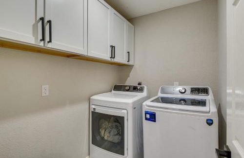 11 Mi to Six Flags! Poolside Oasis in Bedford - Foto 26