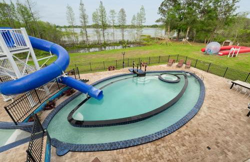 Lakefront Mansion on 10 Acres - Sleeps 15-45 - Foto 67