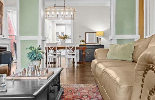 Elegant Manor w Private Yard & Modern Amenities - Foto 19