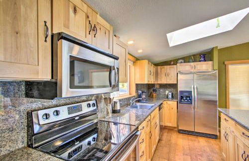 Lakefront Eatonville Cabin with Dock and Mtn Views! - Foto 8