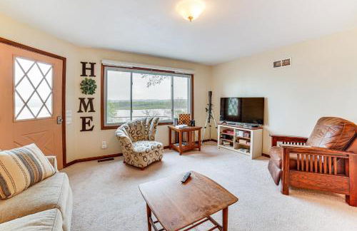 Watch the Sunrise at this Quaint Lake-View Cottage - Foto 1