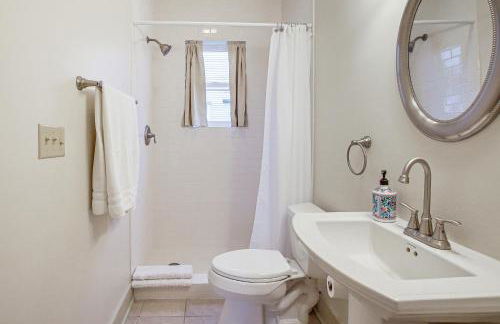 Lovely Elkhart Lake Apartment - Walk to Town! - Foto 16