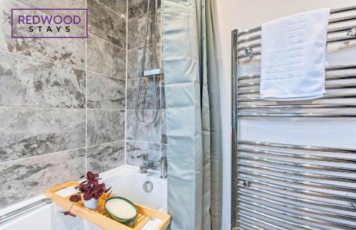 Cosy 3-Bedroom Serviced House with Free Fast WiFi and Parking for 2 Cars By Redwood Stays - Foto 26