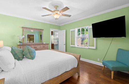 Walk to The Ave- Heated Pool, Spa, Golden Tee and Putting Green - mins to Beach- by Maven Vacation Rentals - Foto 25