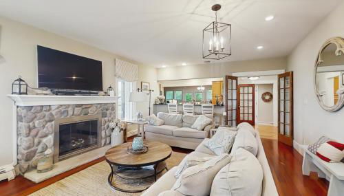 Steps to Crystal Lake! Group Getaway with Hot Tub - Foto 5